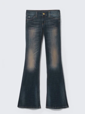 Mörkblå bootcut jeans med slitningar - Snygga mörkblå bootcut jeans med markerade slitningar på låren och lätt utsvängda ben. Klassisk femficksmodell med knapp och dragkedja. Perfekta för en trendig och avslappnad look.