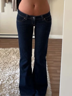 Lågmidjade abrand jeans - Mörkblåa lågmidjade Abrand jeans. Använda vid ett tillfälle så som nya. Nypris 999kr. Storlek W27, sitter som S. Långa på mig som är 168cm. Säljer då jag har ett par till. Tryck gärna på köp nu. 