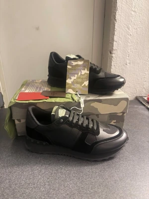 Valentino Rockrunners  - Helt nya Valentino Rockrunners 🤩 Allt följer med ! - Storlek 44 - Svarta Sneakers från Valentino Garavani - Skriv gärna för fler bilder - Snabb Frakt 🚚