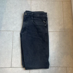  Replay Anbass - Snygga svarta jeans från Replay med klassisk femficksdesign. Storlek 33/34 skriv om fler frågor 