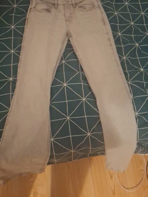 Ljusgrå raka jeans från Perfect Jeans - Ljusgrå jeans med rak passform från Perfect Jeans. Klassisk femficksmodell med knapp och dragkedja framtill. Jeansen har en stilren look och är tillverkade i ett mjukt denimtyg som passar perfekt till din vardagsstil.