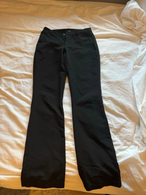 Svarta kostymbyxor bikbok vera - Så snygga och bekväma lågmidjade bootcut kostymbyxor från bikbok i modellen vera, passar perfekt nu till hösten, fint skick säljer pga har 2 par.