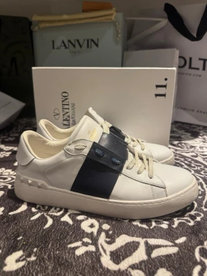 Valentino vita sneakers med blå detalj - Snygga valentinos i färgen blå. Använt fåtalgånger så de är i hyfsat bra skick. 