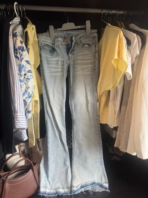 Ljusblå bootcut jeans  - Sprättat upp längst ner. Annars som nya. Storlek 27/32.