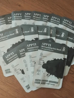 20stycken APPTI återfuktande ansiktsmasker - 20 stycken ansiktsmasker (sheetmasks) från APPTI med bambu och kol. Maskerna innehåller bara bra ingredienser så som kollagen, niacinamid och hyaluronsyra, vilket lämnar huden härligt återfuktad, plumpad, mjuk och utslätande. Varje förpackning rymmer 25 ml. Perfekt för dig som vill boosta huden med fukt och lyster.