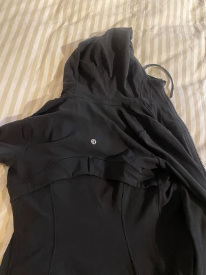 Lululemon tröja  - Säljer min lululemon tröja då jag bara använt den en gång.  Lappen har jag dessvärre tagit bort men storleken motsvarar en xs/s 