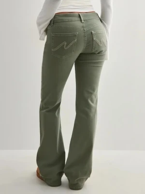Gröna bootcut jeans  - Skitsnygga bootcut jeans från nelly i strl 36, skriv till mig för fler frågor!