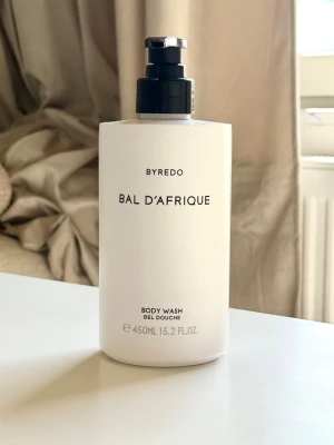 Byredo - Bal d'Afrique Body Wash - Lyxig body wash från Byredo i doften Bal d'Afrique. Kommer i en stilren vit plastflaska med svart pump och minimalistisk design. Innehåller 450 ml duschgel som rengör och återfuktar huden med en fräsch och unik doft.