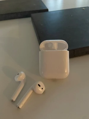 AirPods  - Dax att sälja av och uppgradera till några nyare modeller. Säljs i befintligt skick. Fungerar felfritt. Båda poddarna finns med! Allt funkar bra. 