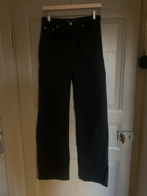 Svarta jeans - Stl 38