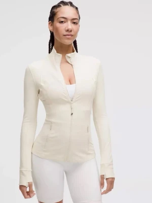 Lululemon zip up  - Säljer min knappast använda lululemon tröja. Den är kräm vit och är i jättefint skick🥰