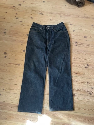 Auralee Jeans - Har kvitto! Omsydda ( går att sprätta upp justeringen i midjan för att få original storlek) Originellt Storlek 34, sitter som 32 nu Mått: Length 100cm Waist 40cm Tigh 30cm Leg opening 24cm