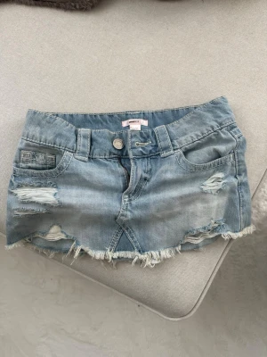 Gina Tricot - Säljer en lågmidjad jeanskjol från Gina💕