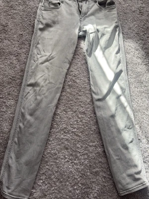 Ljusgrå slim fit jeans  - Säljer ett par ljusgrå jeans replay anbass jeans i storlek 28/32 som är i bra skick.            Passar perfekt nu inför höst och vinter om man vill utöka garderoben 