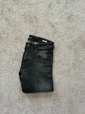 Replay jeans  - Säljer nu dessa replay jeans! Riktigt go tvätt på jeansen! Storlek w30 l30! Jeansen är knappt använda och i väldigt bra skick! Nypris 1899kr mitt pris endast 699kr!