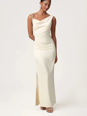 Adoore - Almeria Maxi Dress Vanilla Yellow - Elegant gul långklänning från Adoore med smala axelband och slits på sidan. Klänningen har draperad överdel och figurnära passform som framhäver siluetten. Tillverkad i ett glansigt material som ger en lyxig känsla. Klänningen är helt ny och helt oanvänd med lappar kvar! Priset går att diskutera❤️