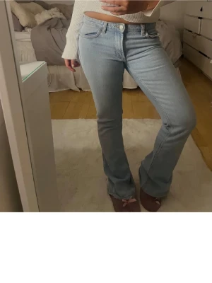 Zara ljusblå jeans  - Säljer ett par ljusblå bootcut jeans. Dessa e från Zaras märke i storlek 36. Jag köpte dom här på Plick och dom är uppsydda sen innan vilket jag ej visste. Men dom passar mig i längden perfekt och jag är ca 165! Skriv privat för frågor! Dom är mycket fint skick!🥰