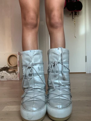 Jättesnygga silvrig Moonboots med reflexer - Super varma med blixt reflexer 
