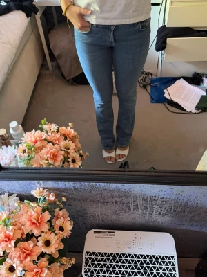 Blå raka jeans från Zara - Säljer ett par klassiska blå jeans med rak passform och normal midja. Jeansen har fem fickor och stängs med dragkedja och knapp. Perfekta till vardags och passar till det mesta. Materialet är denim i bomull.