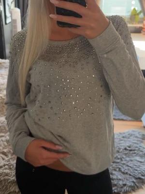 Sweater - Snygg tröja med rhinestones <3