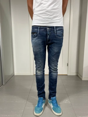 Replay Anbass Jeans - Säljer nu dessa Replay Anbass Jeans, W30 o L30 med mått ca 38 o 100 cm. Moddelen är 183 o väger 68 kg, skriv för fler bilder/frågor🙌🏼 