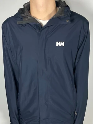 Helly Hansen Vindjacka  - 👕 Plagg: vindjacka                                                                 📏 Storlek: M                                                                🏷️ Märke/Modell: Helly Hansen                                           ✨ Skick: Fint skick                                                      💬 Vid frågor är det bara att skriva!                                                                                          🛍️ Gramenti