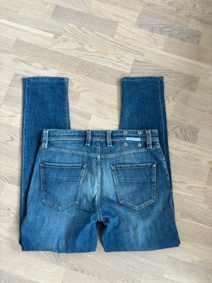 Otroliga sartoria tramarossa jeans w34 - Superfina populära blå sartoria tramarossa jeans säljes i w34 104 cm total längd och 44 cm breda i midjan. Otroliga jeans och grym passform perfekta för alla tillfällen! Inga hål eller fläckar i utmärkt skick och tveka inte vid minsta fråga eller fundering!