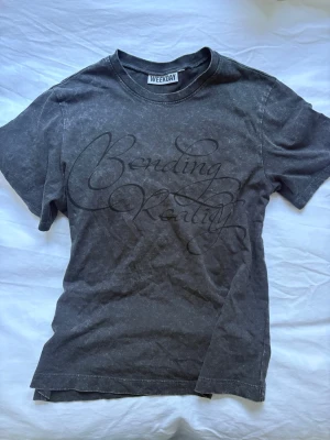 Grå melerad tshirt från weekday - Super cool tajtare tshirt från Weekday. Jätteskönt material och cool design. Knappt använd🥰🥰