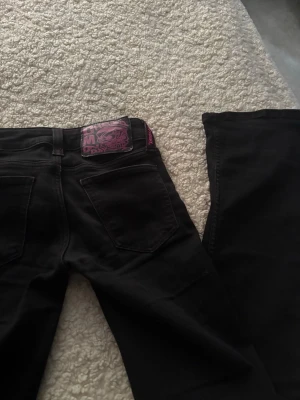 Svarta cheap monday jeans w23/30 - Säljer ett par svarta bootcut cheap monday jeans i storlek w23/30. Säljer då de inte passar längre. Använda några gånger och lappen bak har lossnat lite men det är inget som märks. Kan skicka mått om det behövs. 