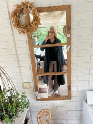 Svart lång kappa - Säljer en svart lång kappa med rak passform. Kappan har bred krage och är öppen framtill utan synliga knappar. Perfekt för höst och vår, enkel att styla över olika outfits. Materialet är mjukt och följsamt.