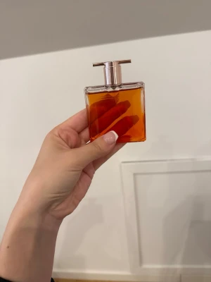 Lancôme Idôle Now Eau de Parfum 25 ml - Lancôme Idôle Now Eau de Parfum 25 ml. Flaskan har en elegant metallkork i roséguld och en stilren design som känns lyxig och modern. Perfekt för dig som gillar exklusiva dofter och vill ha en fin flaska på hyllan. Endast testad på mig själv 