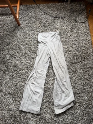 Grå vida foldover mjukisbyxor Brandy Melville - Supersköna grå mjukisbyxor från Brandy Melville med hög midja och vida ben. 