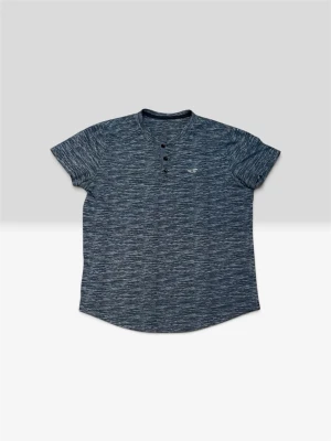 Hollister piké  - Snygg blåmelerad t-shirt med korta ärmar och knappar vid halsen. T-shirten har en liten broderad logga på bröstet och rundad nederkant. Perfekt till jeans för en avslappnad look.