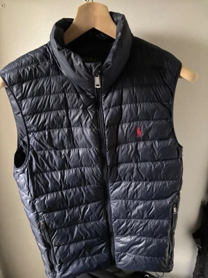 Ralph Lauren väst - Blå Ralph lauren väst i storlek small, bra skick förutom ett litet hål på baksidan. Nypris 2195kr