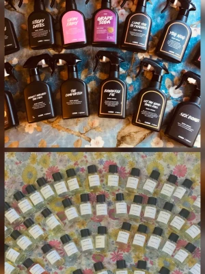 Splittar Essnce och Lush 🌞 - Splittar mina Essnceparfymer och Lush bodyspray i glasdekanter med spray 🔅Essnce 2/3/5/10 ml för 25/30/50/100 kr🔅Jag splittar även Essnces nyhet Aurora nectar i 2/3/5 ml för 30/35/55 kr🔅Lush 5/10 ml för 20/30 kr🔅Se listor bland bilderna vilka som finns, se även mina andra splitannonser 🔅Vid köp för 200 kr och uppåt 10 %rabatt🔅Skriv vilka du önskar så lägger jag ut som ett nytt paket 
