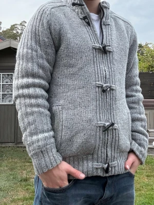 Fodrad jacka / cardigan - Riktigt snygg vintage cardigan / jacka med foder. Perfekt som höstjacka eller över en t shirt, varm o skön. Storlek M. Fint  skick.