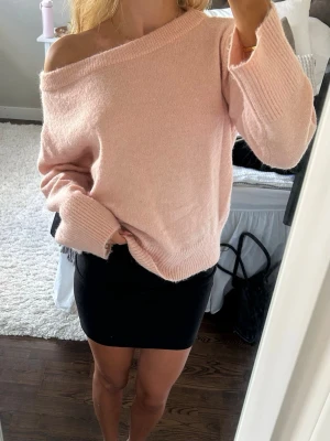 Ljusrosa off shoulder stickad tröja - Rosa stickad offshoulder från Gina young i strl 158/164 men passar mig som vanligtvis har XS/S. Färgen upplevs lite ljusare rosa på bild än i verkligheten