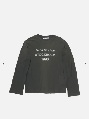Svart långärmad t-shirt Acne Studios - Säljer en svart långärmad t-shirt från Acne Studios med trycket 'Acne Studios STOCKHOLM 1996' på bröstet. T-shirten har en avslappnad passform och är tillverkad i mjuk bomull. Perfekt för en clean och stilren look.