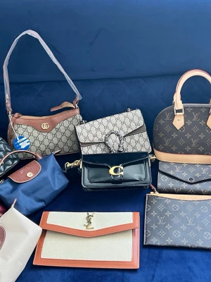 Designer handväskor i olika stilar - 👜 Olika väskor säljes styckvis  Flera fina väskor i olika modeller, färger och storlekar säljes en och en. Perfekta både till vardags och fest. ✨  Väskorna är i fint skick. Priset varierar beroende på vilken väska du är intresserad av.  📩 Skriv gärna vilken väska du vill ha för pris, mått och fler bilder.  Säljes styckvis – inte som paket.