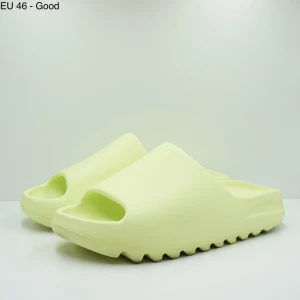 Adidas Yeezy Slide Glow Green (2022/2023) (Restock) - Adidas Yeezy Slide i Glow Green, storlek EU 46, i gott skick, ingen låda. Kommer vara med på vår Plick Live den 30e September kl 19.00