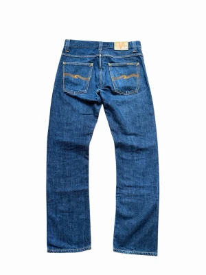 Nudie Jeans Average Joe Discontinued  - Tjena! Säljer ett par sällsynta Nudie Jeans Average Joe (Discontinued) i Raw Dry Denim med potential att fortsätta utveckla fades. Modellen specifikt heter: Average Joe Dry Dirt Organic, Straight Fit, gjorda i 100% ekologisk bomull. Storlek 31/32, kontrollera mått nedan. Mycket fint skick utan några defekter. Pris ej hugget i sten! Mått: 📏↙️ Midja: 40: cm Längd: 106 cm Benöppning: 20 cm