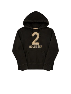 Svart hoodie från Hollister med tryck - Svart hoodie från Hollister med stor beige broderad siffra 2 och texten HOLLISTER på bröstet. Klassisk känguruficka framtill och justerbar huva med dragsko. Tillverkad i mjukt bomullsmaterial för en skön och avslappnad look.