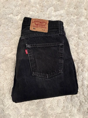 Levi's 501 jeans  - Ett par Levi’s jeans i storlek 28/30. Jeansen är i mycket bra skick med sjysta lagningar. Skriv vid funderingar och kom gärna med prisförslag ✌️