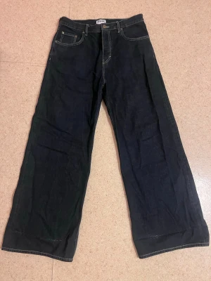 Mörkblåa weekday jeans  - Wide leg jeans.
