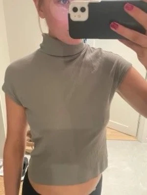 grön stickad polo zara  - grön stickad polo tröja från zara, i storlek s. använd ett fåtal gånger och i jättefint skick! skriv vid intresse eller frågor! 💕