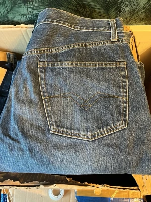 Replay jeans  - Klassiska replay jeans i blå denim med rak passform. Byxorna har fem fickor, knappgylf och tydliga sömmar. Perfekta för dig som gillar tidlös stil och vill ha ett par jeans som funkar till allt.  Längd 113cm, midja 44cm. JAG SKICKAR INGA FLER BILDER NÄR JAG BÄR JEANSEN:) (r15)