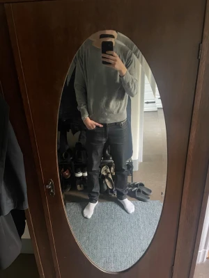 Grå långärmad stickad tröja i ull - En grå långärmad tröja med rund hals och ribbade muddar. Tillverkad i mjukt ull och nylon/polyamid, 0 defekter, har en clean, avslappnad passform som är enkel att matcha med olika stilar. Pris är diskuterbart.
