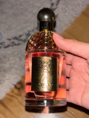 Guerlain Aqua Allegoria Forte parfym - Guerlain Aqua Allegoria Forte Rosa Rossa parfym i en elegant glasflaska med guldigt bikakemönster på korken. Doften har en rosa ton och flaskan har en lyxig, exklusiv känsla med guldfärgad etikett framtill. mesta kvar, kom gärna med bud och frågor ❤️❤️