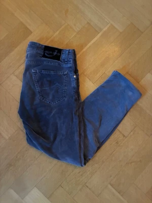 Jacob Cohen manchesterbyxor - Ett par mörkgrå manchesterbyxor från Jacob Cohen, i strl 32! Mått kommer här: Byxlängd: 95cm, Midja: 40cm, Byxöppning: 16cm. Hör av dig vid minsta fråga!🌟