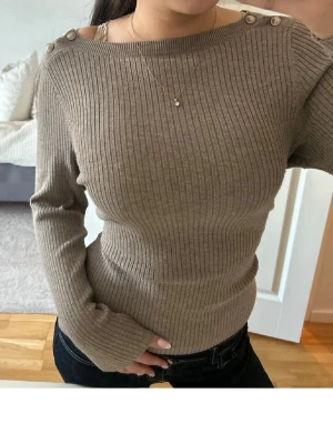 Beige ribbstickad tröja med knappar - Snygg beige ribbstickad tröja med långa ärmar❤️